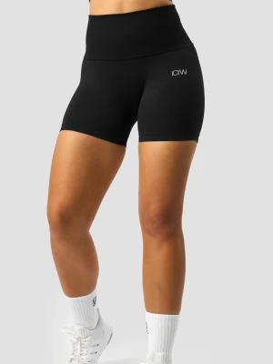 träningsshorts från ICANIWILL - Säljer ett par svarta högmidjade träningsshorts från ICANIWILL i mjukt och stretchigt material, med  ficka för mobilen i ryggen. Passar perfekt för gym eller annan träning.