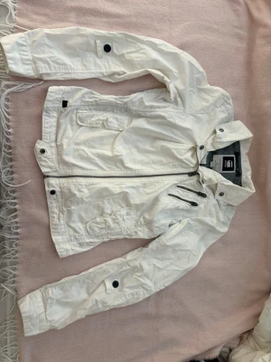 Vårjacka  - Jätttefin jacka från g-star. Storlek S men skulle säga att det är mer som en Xs💕