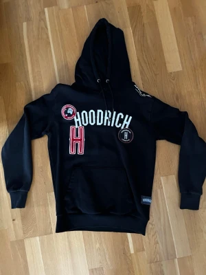 Svart och röd hoodrich hoodie - En super fet röd svart och vit hoodrich hoodie i storlek Small. Skriv om fler bilder önskas