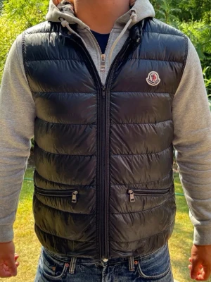 Moncler Gui väst - Moncler Gui väst i size 3(s/m). Fint skick och passar till allt. Skriv vid frågor/funderingar! ✌️