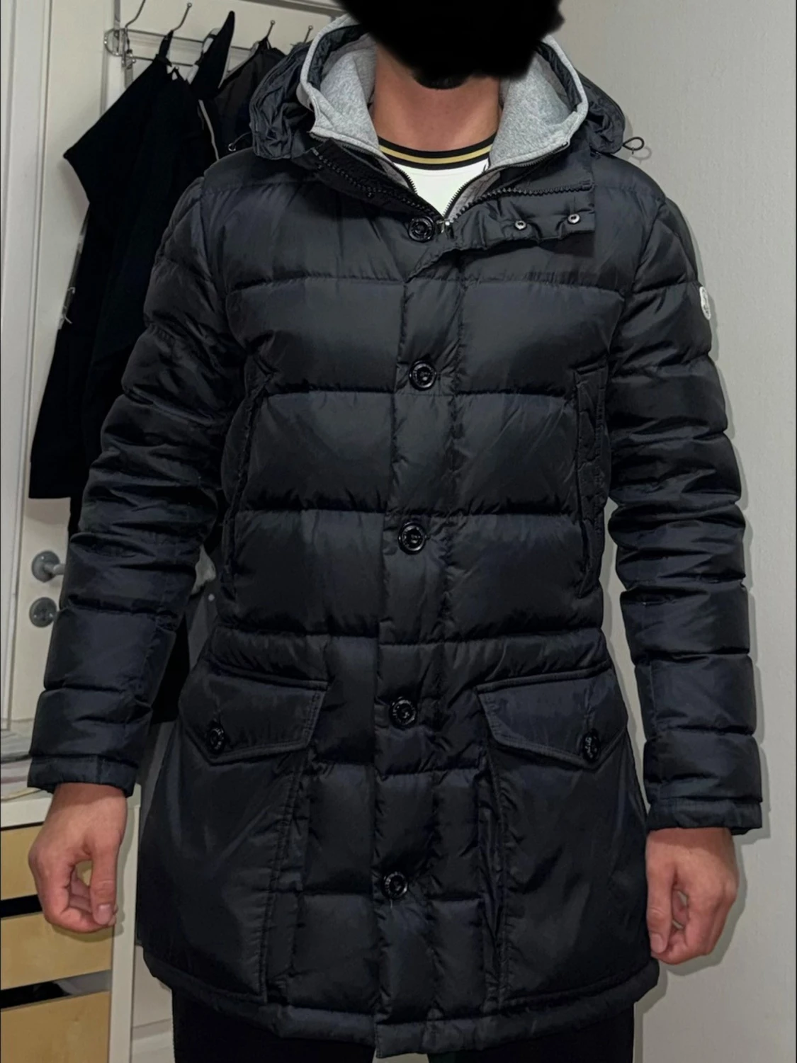 Svart lång dunjacka med huva