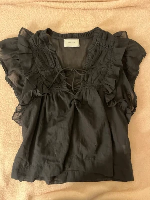 Neo Noir Blus - Använd 1 gång   Storlek står inte, men sitter som S  DMa om du har frågor💓    #2000s #sthlm #stockholm #pinterest #sellout #bundle #brandy #abercrombie #hollister #y2k #fashion #fyp #foryoupage