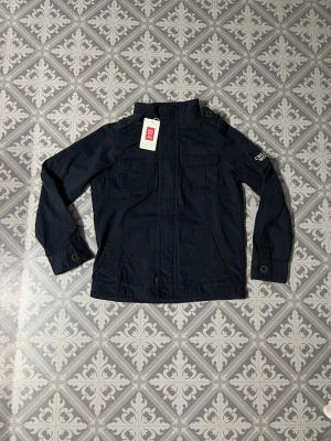 Mörkblå Overshirt - Helt ny !!Snygg mörkblå overshirt. Ny pris 799