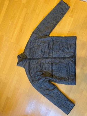Zara jacka  - Stilren grå/grön jacka i storlek XS med hög krage och dragkedja framtill. 