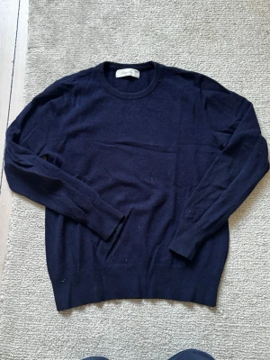 Mörkblå cashmere-tröja Sayless - Mysig mörkblå stickad tröja från Sayless i mjuk cashmere. Klassisk rund halsringning och långa ärmar med ribbade muddar. Perfekt för dig som gillar stilrena och bekväma plagg i garderoben.