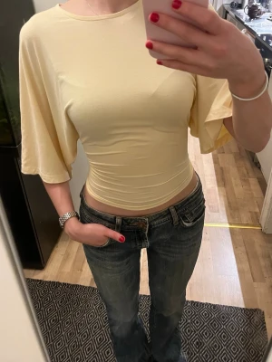 Ljusgul topp med knyt från Gina Tricot - Helt oanvänd knyt- topp från Gina tricot med prislappen kvar.💞
