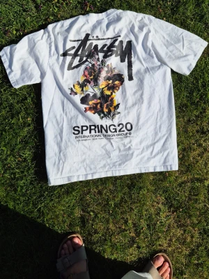 Stussy tee - Trycket är sprucket as u can see. Bra material för en f🚫ƙ€