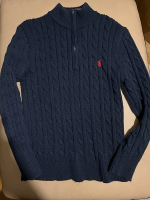 Ralph lauren  - Säljer en Ralph lauren quarter zip då den inte passar mig. Använd fåtal gånger, storlek M. Perfekt inför hösten. Pris kan diskuteras 🏄🏻‍♂️