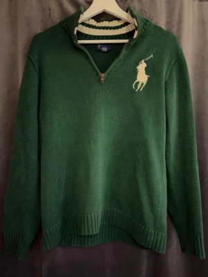 Grön stickad Polo Ralph Lauren quarter zip tröja - Unik quarterzip från ralph lauren i riktigt bra skick med endast en defekt (bild nr5). I storlek M, står XL på lappen men den passar S-M. 