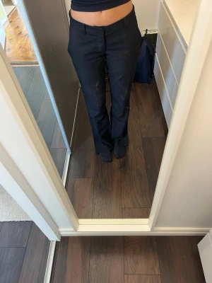 Svarta kostymbyxor från BikBok med slits - Snygga svarta kostymbyxor från BikBok i rak modellen Vera med pressveck och slits längst ner. Säljer då jag gått ner i vikt och de blivit alldeles för stora. 