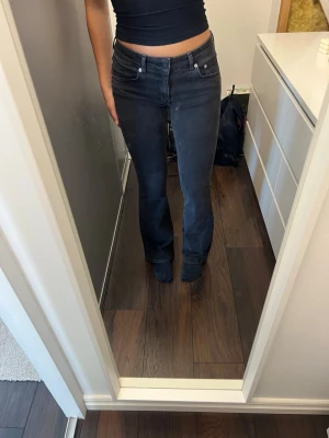 Grå-svarta bootcut jeans - Snygga grå-svarta bootcut jeans från lager157. Stl S full legnth.