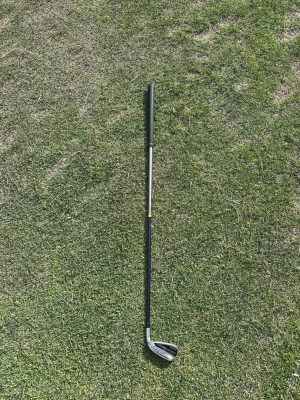 Cobra FLY XL golfklubba järn - Säljer en Cobra FLY XL golfklubba, järnmodell med svart och silverfärgat klubbhuvud och svart skaft. Perfekt för dig som vill förbättra ditt spel på golfbanan. Greppet är svart och klubban har en sportig design.