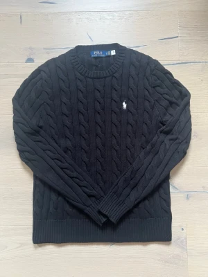 Svart polo Ralph Lauren stickad  - Helt ny passar någon som är runt 165-170 cm lång hör gärna av er vid funderingar, storleken är S men kan vara XS också 