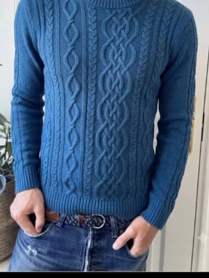 Blå kabelstickad tröja herr -  Stickad tröja i xs/s beroende på hur stor man är, kom med vikt och längd så kan jag konfirmera. Den är i bra skick och kostar 400