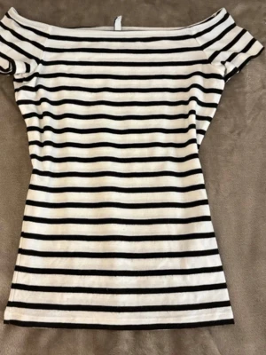 Randig offshoulder topp - Snygg offshoulder topp med svarta och vita ränder från Only
