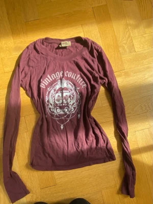 Vintage juicy couture långärmad tröja - Säljer denna långärmade tröjan från juicy couture. Jätte fin tröja men kommer inte till användning 