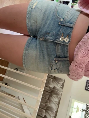 Low waist shorts Zara  - Säljer ett par ljusblåa låg midjade shorts från Zara! Köpte dem i butik men har aldrig kommit till användning:) 