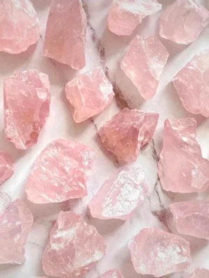Rå rosenkvarts kristaller - Säljer flera råa rosenkvarts kristaller i olika storlekar och former. Stenarna har en mjuk rosa färg och är naturligt ojämna med matt yta. Perfekta för dekoration, kristallhealing eller som present till någon som gillar stenar.