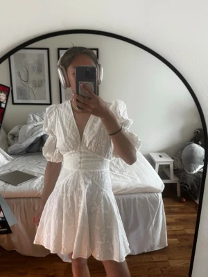 Klänning - Klänning från adoore, i storlek 34 som jag endast har använt en gång på midsommar 2024