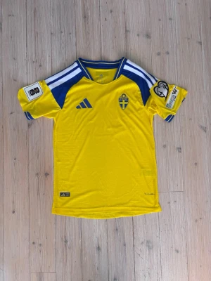Sverige fotbollströja  - Säljer denna Sverige fotbollströja tröja i storlek M, perfekt nu att ha inför VM. Använd ett fåtal gånger så skicket är alldeles prima. Är en player version vilket innebär högre kvalité och tunnare material än fan- version. Vid andra frågor är det bara skriva.