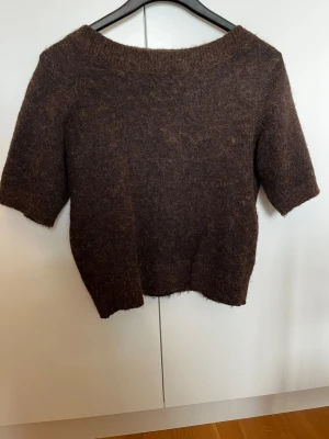 Brun stickad tröja Gina Tricot - Kortärmad stickad tröja från Gina tricot. Bra skick, inte så använd. 😊