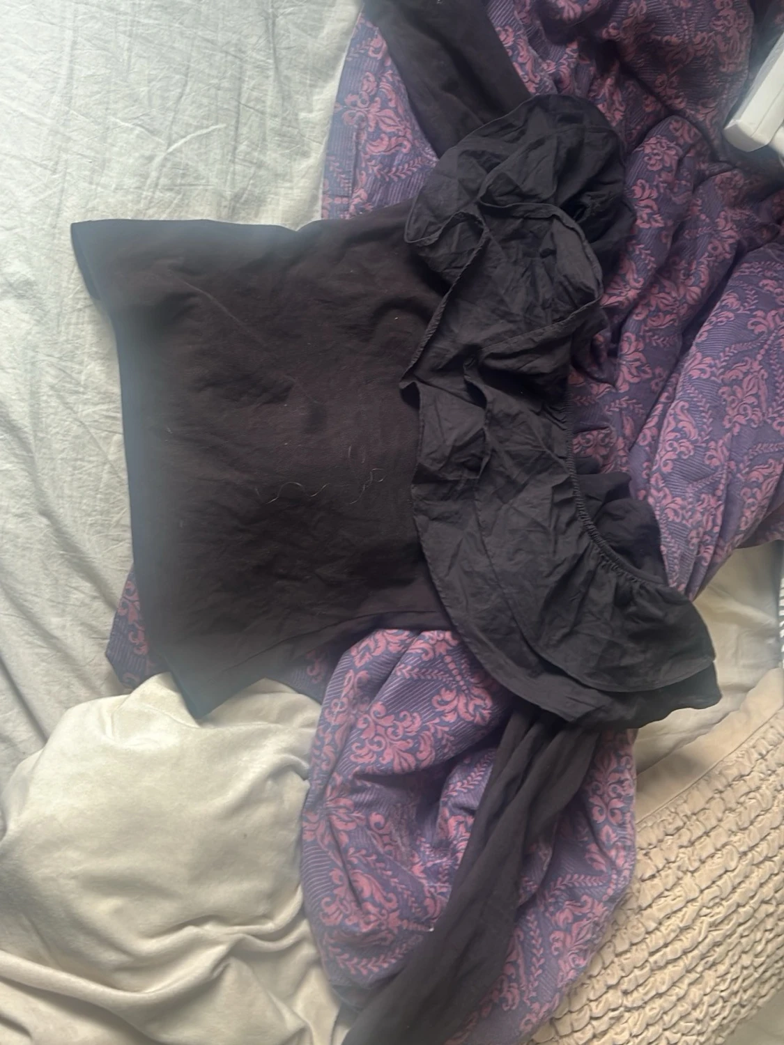 Svart offshoulder topp med volang