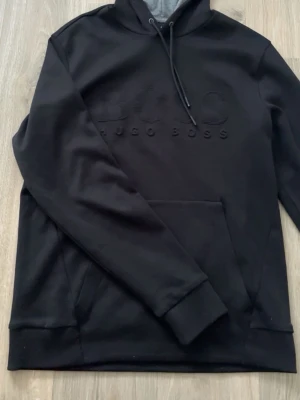 Hugo boss hoodie - Säljer en helt ny och oanvänd Hugo boss hoodie i ny skick. 