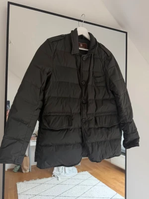 Mörkgrön herrjacka från Morris - Mörkgrön höst/vårjacka från Morris, storlek M. Bra skick, stora framfickor och knäppning med knappar. Jackan har en quiltad design och en ger en stilren look. 