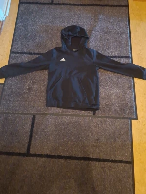 Svart addidas hoddie size M PRIS KAN DISKUTERAS  - Svart addidas hoddie bomull inuti.PRIS KAN DISKUTERAS size M 