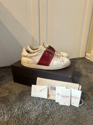 Valentino opens - Tja säljer nu dessa otroligt fina och snygga valentinos. Strl 41 men passar större. Allt og fås med. Självklart äkta 