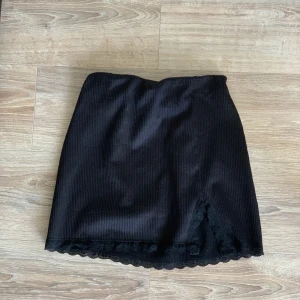 Kjol  - Kjol från hm i strl 34/36 säljs för 49kr och frakt eller högsta bud i nyskick🩷