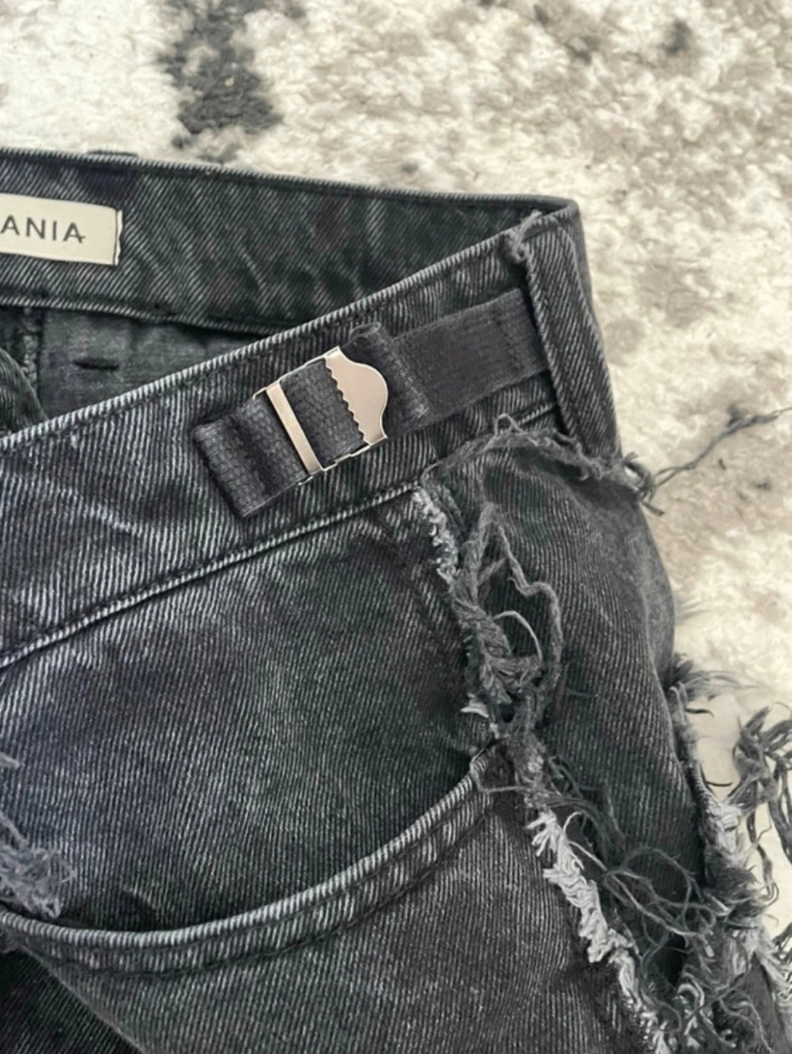 Svarta patchwork jeans med råa kanter - 4