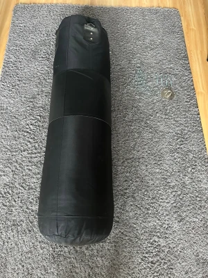 Svart boxningssäck med upphängning - Svart boxingsäck knappt använd. Obs! Den kommer ofylld och viker ihop när den skickas. 