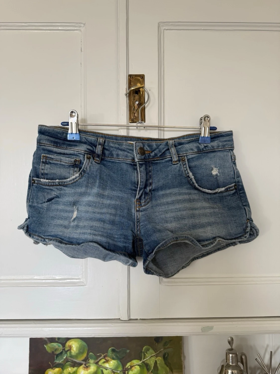 Blå lågmidjade jeansshorts