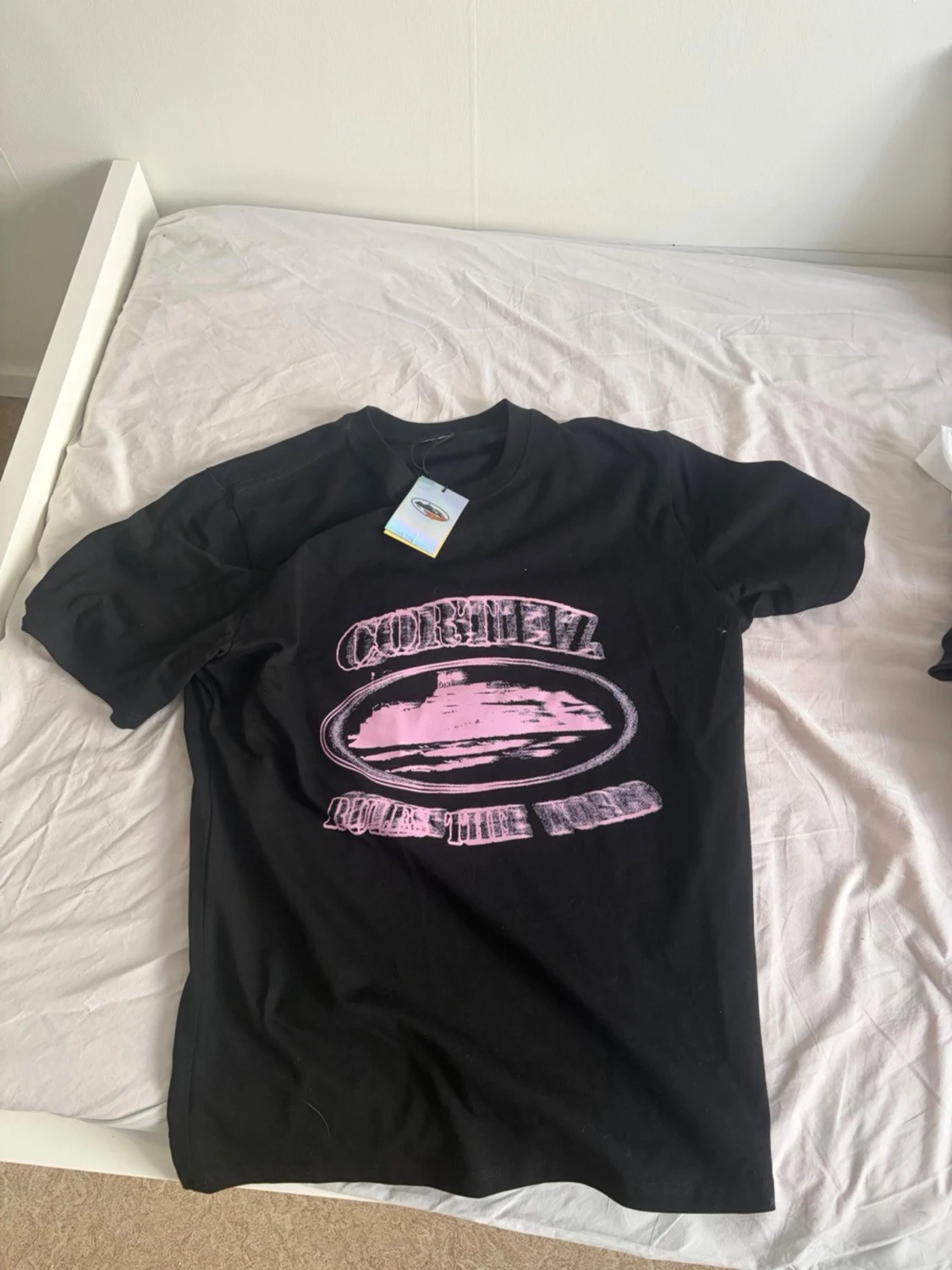 Svart t-shirt med rosa tryck