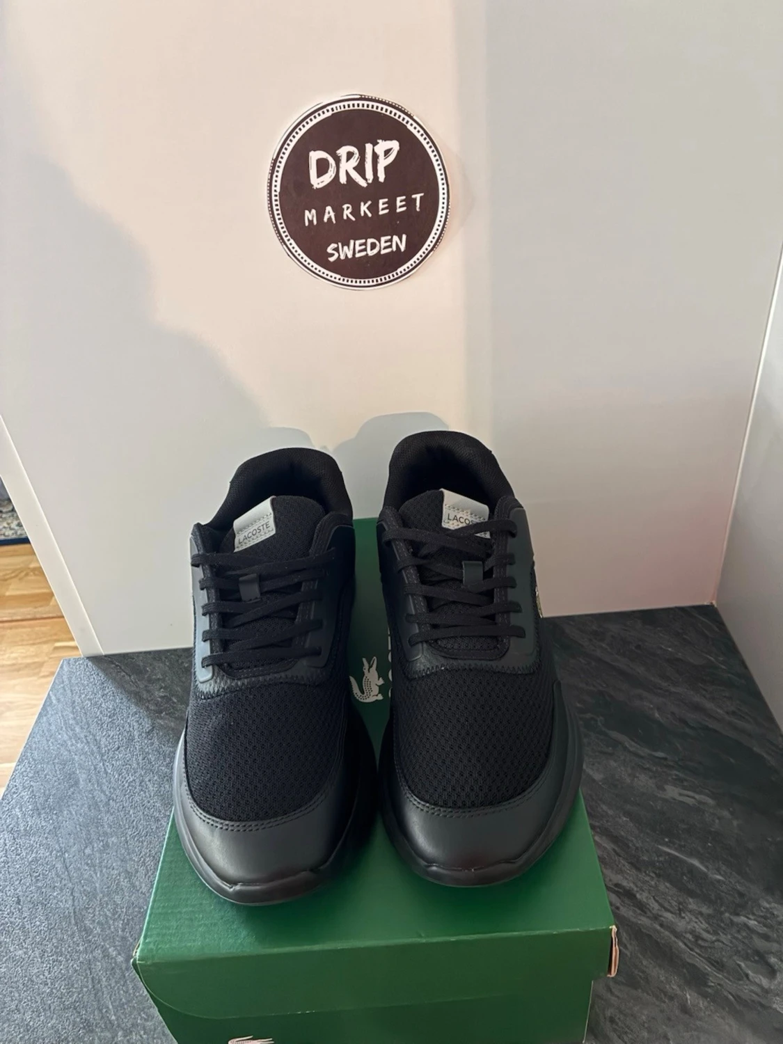 Svarta Lacoste sneakers i mesh och skinn
