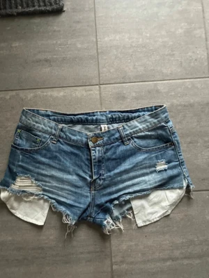 Lågmidjade Vintage jeansshorts  - Fint skick, inga defekter. Står storlek M men midjemåttet är ca 37,5 cm så är mycket mer en storlek S🩷 Längden på dem är ca 21 cm🩷 Postar alltid fort och pris går att diskutera så länge man är seriös ❣️❣️