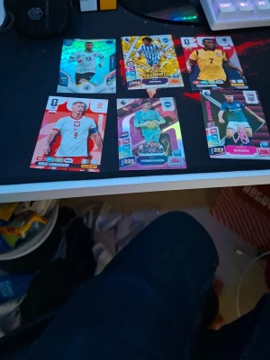 Panini fotbollssamlarbilder - Säljer ett gäng Panini fotbollssamlarbilder från olika lag och spelare. Korten har färgstarka designer med holografiska och glansiga effekter. Perfekt för dig som gillar att samla på fotbollskort och vill utöka din samling med coola motiv.