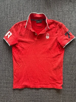 Sail racing pike ~ vintage  - Sjukt eftertraktad Sail Racing piké i M – röd 2000’s vintage modell 🌿 Fint skick, sällsynt modell som är svår att få tag på idag. Passar perfekt nu till våren/sommaren ☀️📦✌️