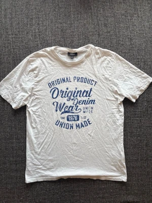 Smog T-shirt ~ vintage  - Sjukt eftertraktad Smog T-shirt i L – vit/blå 2000’s vintage modell 🌿  Fint skick, sällsynt modell som är svår att få tag på idag.  Passar perfekt nu till våren/sommaren ☀️📦