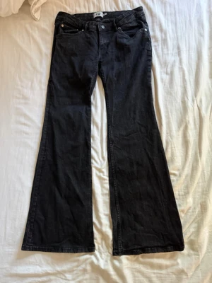 Svarta bootcut jeans - Snygga jeans från Lager 157 i modellen Bell. Bootcut, låg midja. Storlek XL full length, något små i storleken dock. Har tappat lite färg i tvätten annars superbra skick!