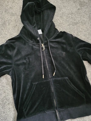 juicy couture tröja  - Säljer min juicy couture tröja metalsakerna man ser på de att de är lita av med den silvriga färgen, och den är liten i storleken vad jag tycker jag ser inga defekter på den mer en att den ser använd ut😊 den är mörkare i verkligheten