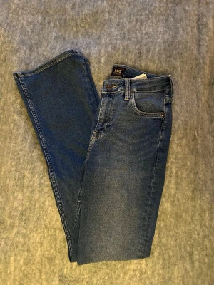 Lee jeans  - Helt oanvända lee jeans, bootcut i modellen och mid waist, tyvärr för små för mig så kan inte ta bild på💕