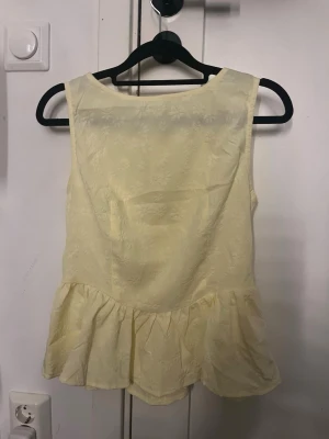 Ljusgul blommig topp - Söt ljusgul topp perfekt till sommaren🌼🌼