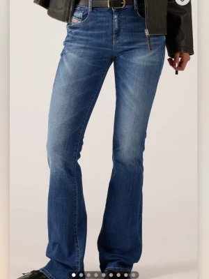 Blå bootcut jeans från Diesel - Blå bootcut jeans från Diesel. Stl. 24 i midja och 30 i längd. Köparen betalar frakt. 