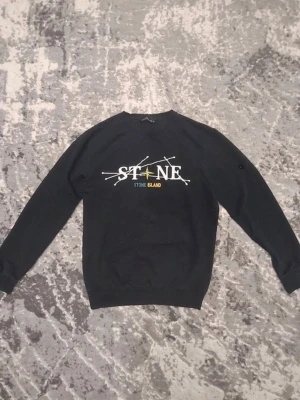 Svart sweatshirt från Stone Island - Priset är diskuterbart, bara fråga vid funderingar👀