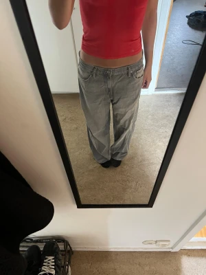 Baggy jeans från only  - Inga defekter. Mina standard mått: midja 35-38 innerben 80-85 cm. 