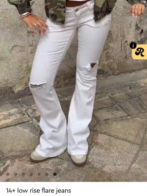 Vita low waist jeans - Vita lågmidjade bootcut jeans från Gina tricot, använda ca 5 gånger