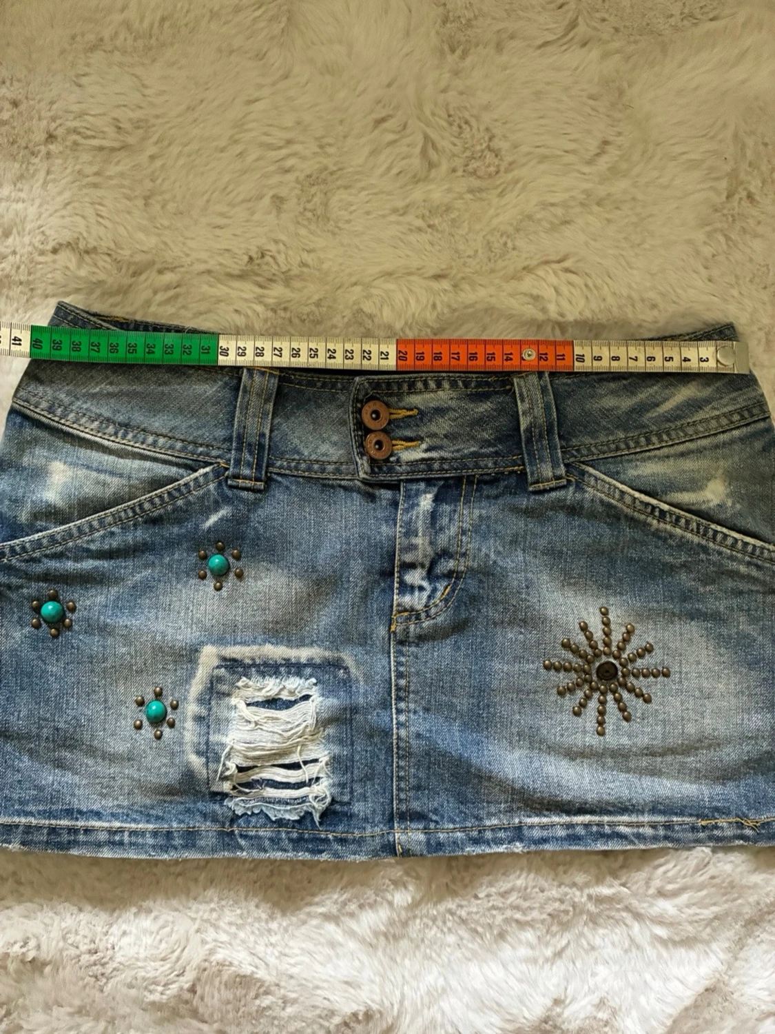Kort jeanskjol med nitar och slitningar - 3