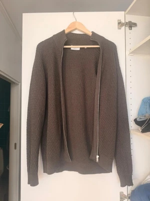 LINDBERGH stickad tröja - Mörkbrun stickad ziptröja från LINDBERGH. Ord pris 899kr. Helt oanvänd! Säljer pga storlek